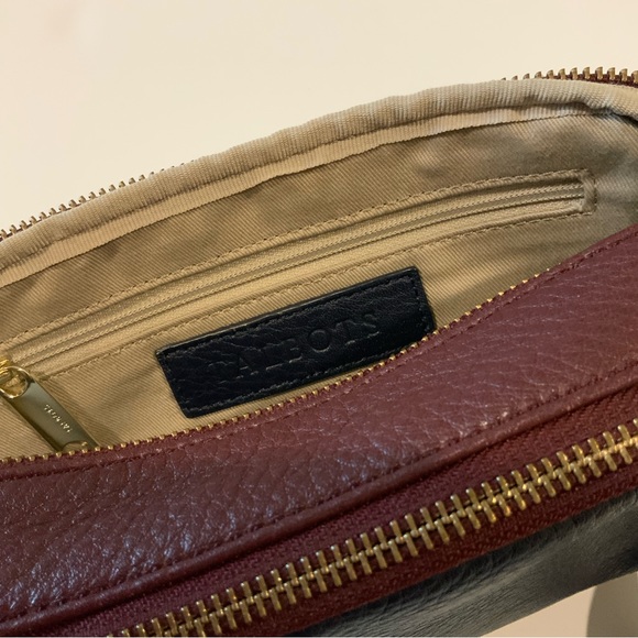 Talbots leather crossbody - Picture 5 of 7